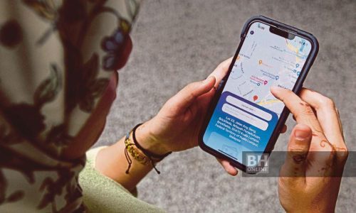 KUALA LUMPUR 15 NOVEMBER 2023. Aplikasi MYJalan, inisiatif Kementerian Kerja Raya (KKR) menjadi platform untuk memudahkan rakyat, terutama pengguna jalan raya menyalurkan apa sahaja masalah berkaitan kemudahan itu. STR/ AZIAH AZMEE